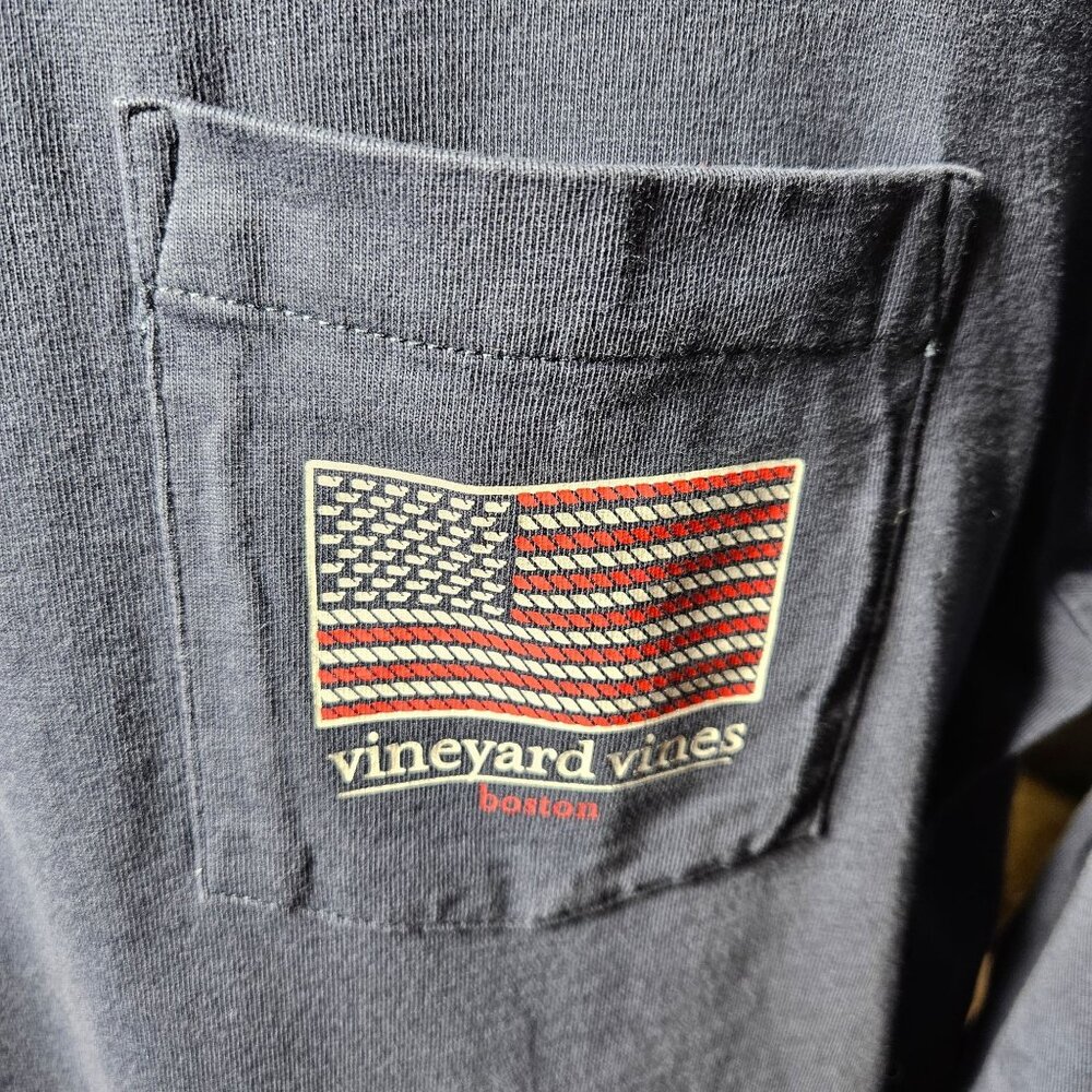 Vineyard Vines Men's Long Sleeve Pocket Tee Boston Flag Graphic Size M Navy Blue - Picture 2 of 5